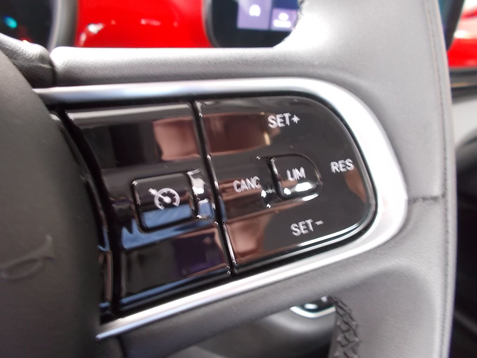 Fahrzeugabbildung Fiat 500e Red EDITION 42 kWh WENIG KILOMETER