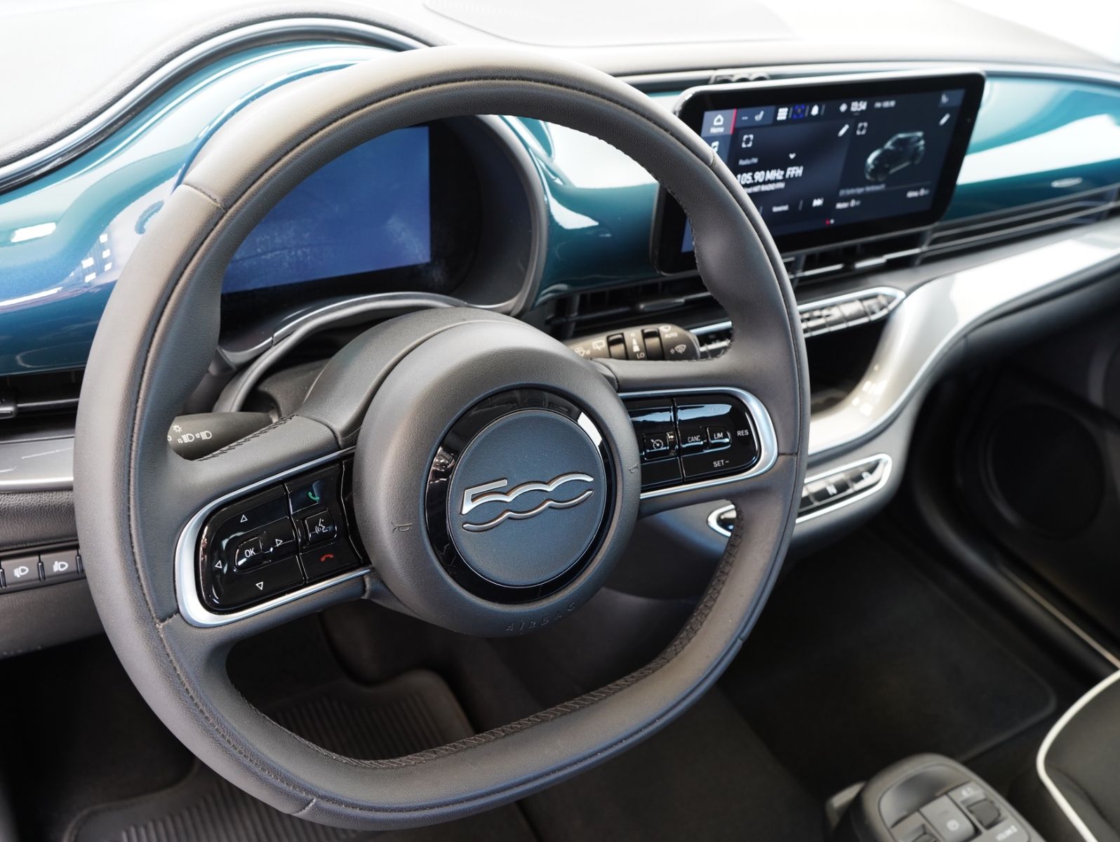 Fahrzeugabbildung Fiat 500e 87KW/42kWh/DC-LADEN/CARPLAY/DAB/SOH/KAMERA