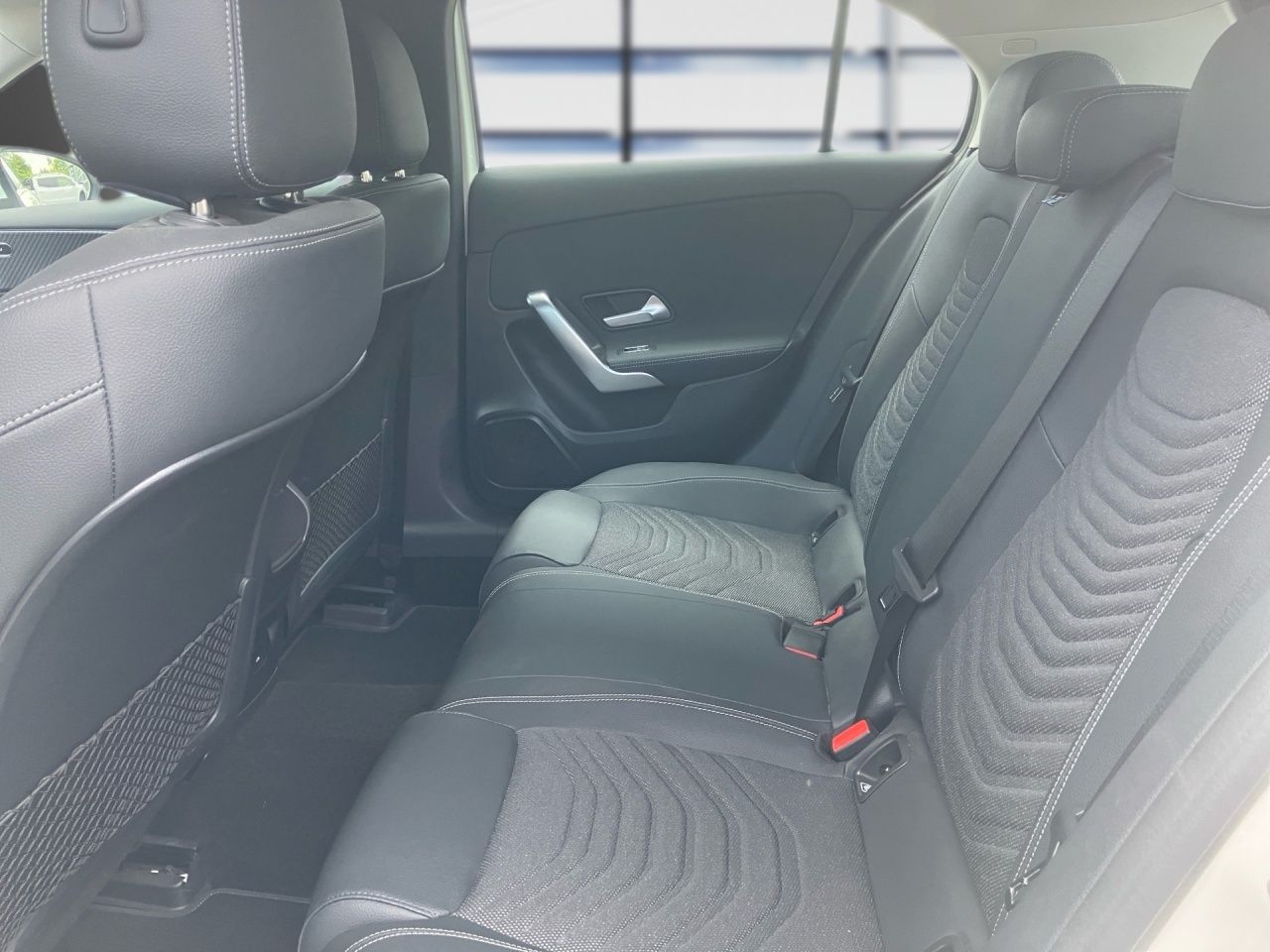 Fahrzeugabbildung Mercedes-Benz A 180 PROGRESSIVE+AHK+LHZG+LED+KAMERA+SHZ++