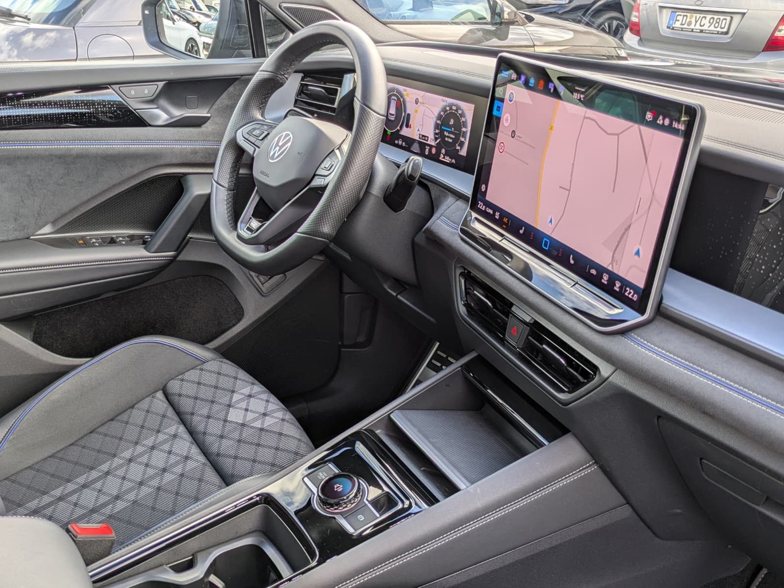 Fahrzeugabbildung Volkswagen Tayron 2.0 TDI 4M R-Line 7Si*MATRIX*AHK*PANO*HUD