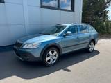 Skoda Octavia 2.0 TDI DPF 4x4 Scout Combi - Skoda Octavia aus 2011: Scout