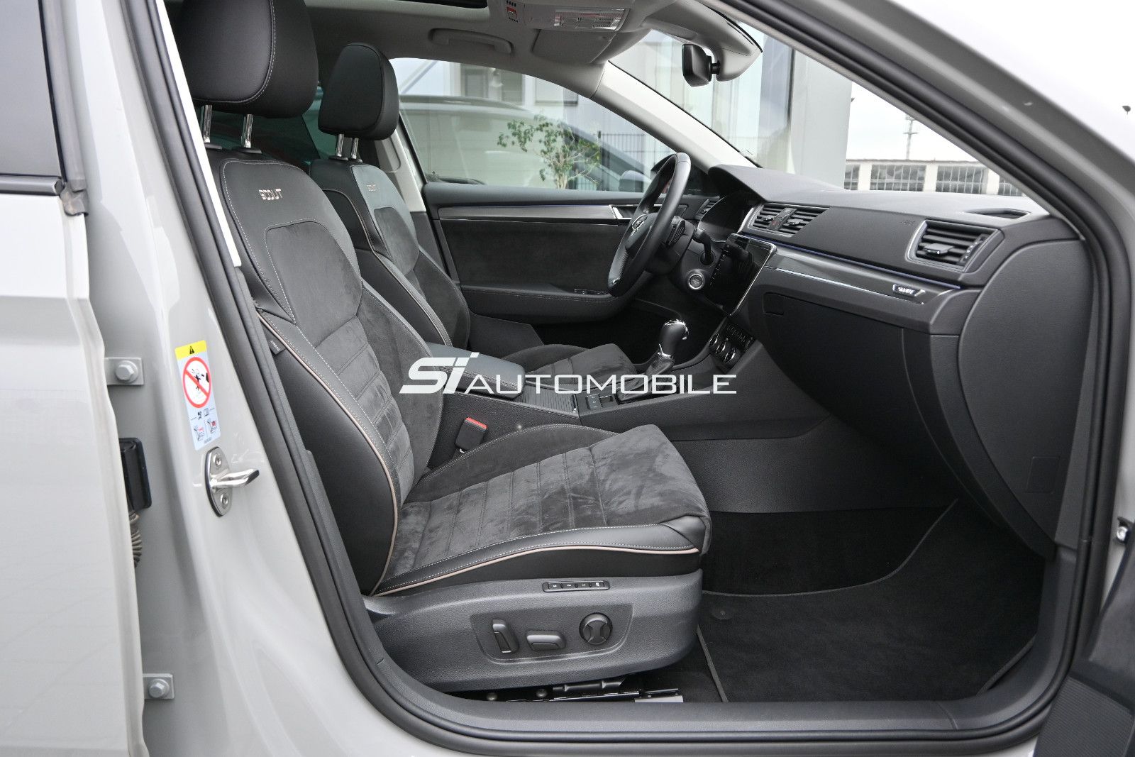 Fahrzeugabbildung SKODA Superb 2.0 TDI DSG 4x4 SCOUT Combi °ACC°AHK°STHZ