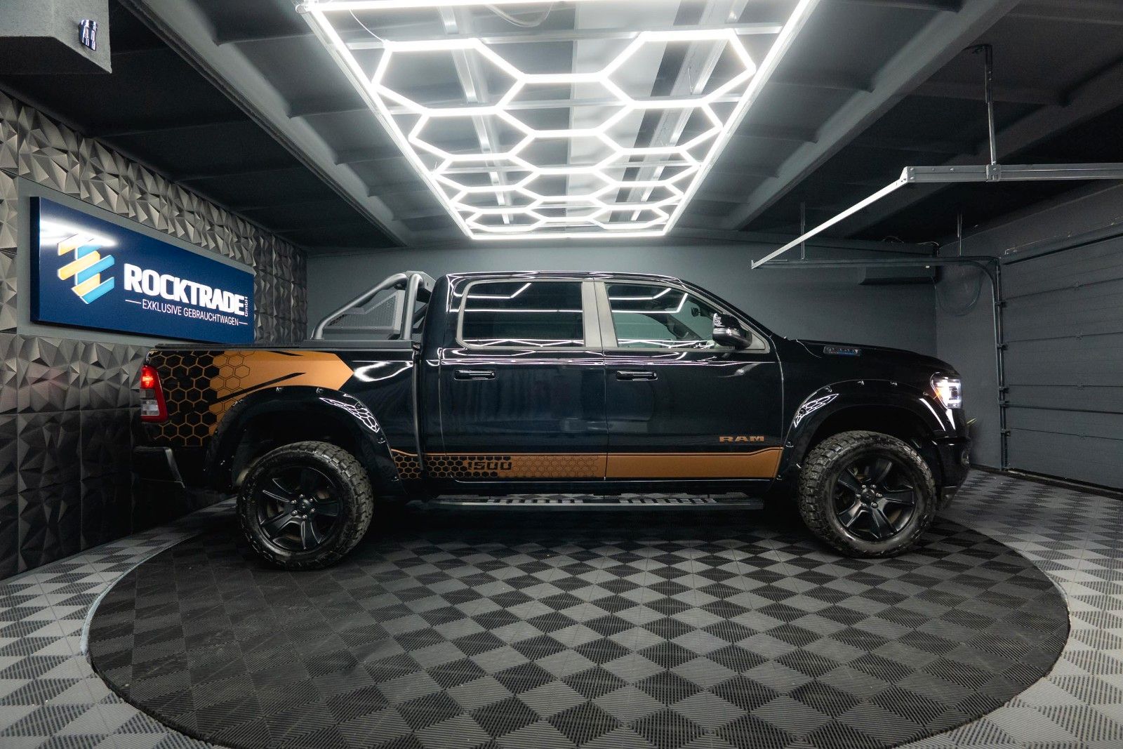 Fahrzeugabbildung Dodge RAM 5.7 V8 HEMI 4x4 Offroad Night-Edition LPG