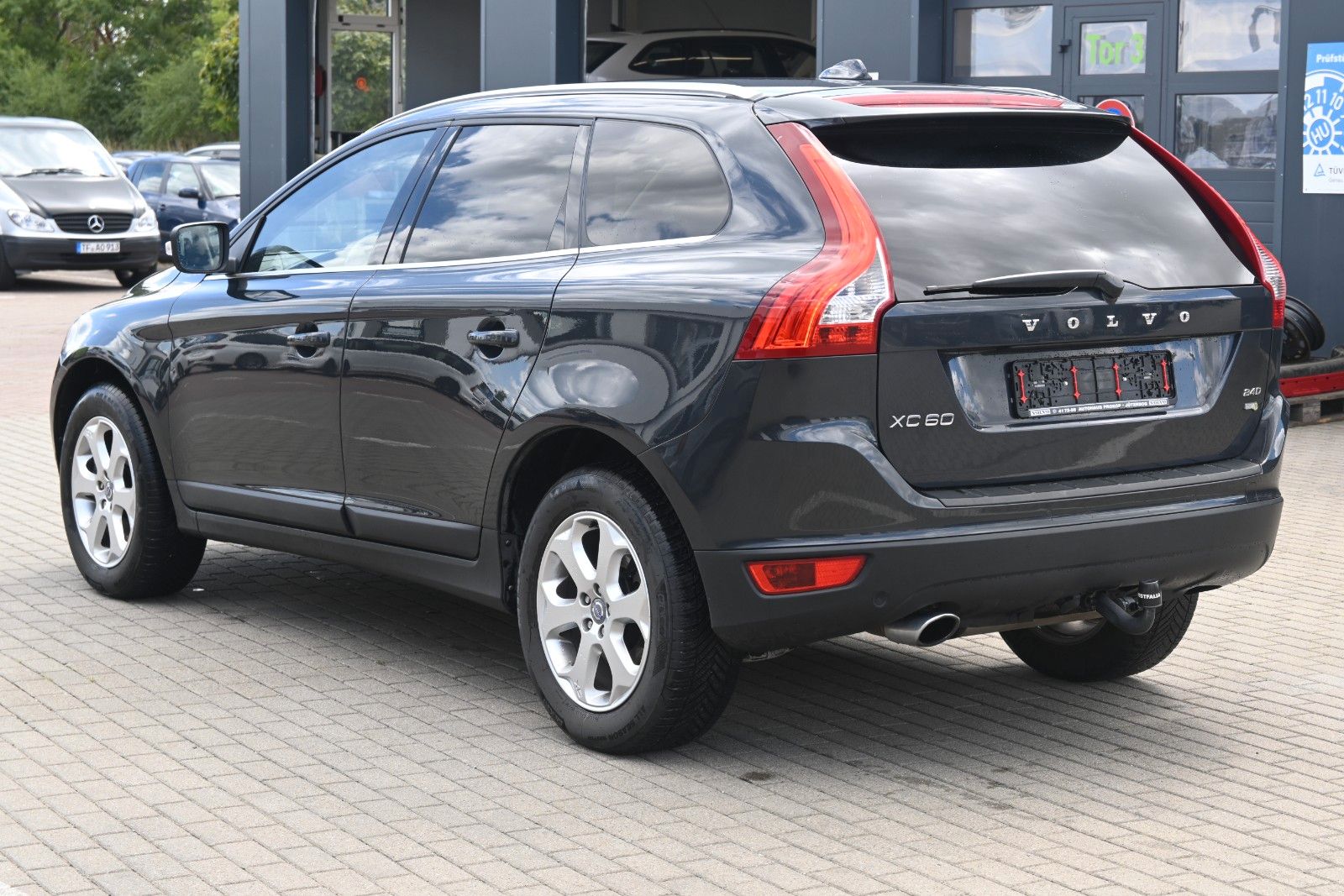 Fahrzeugabbildung Volvo XC60 2.4D Summum Drive*BiXenon*PDC*CD*Servo*USB