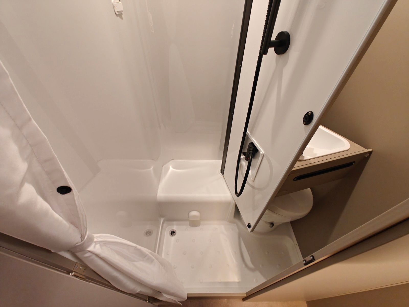 Fahrzeugabbildung LMC Tracer V 670 - Tracer Van Paket, 140PS, MJ2026 -