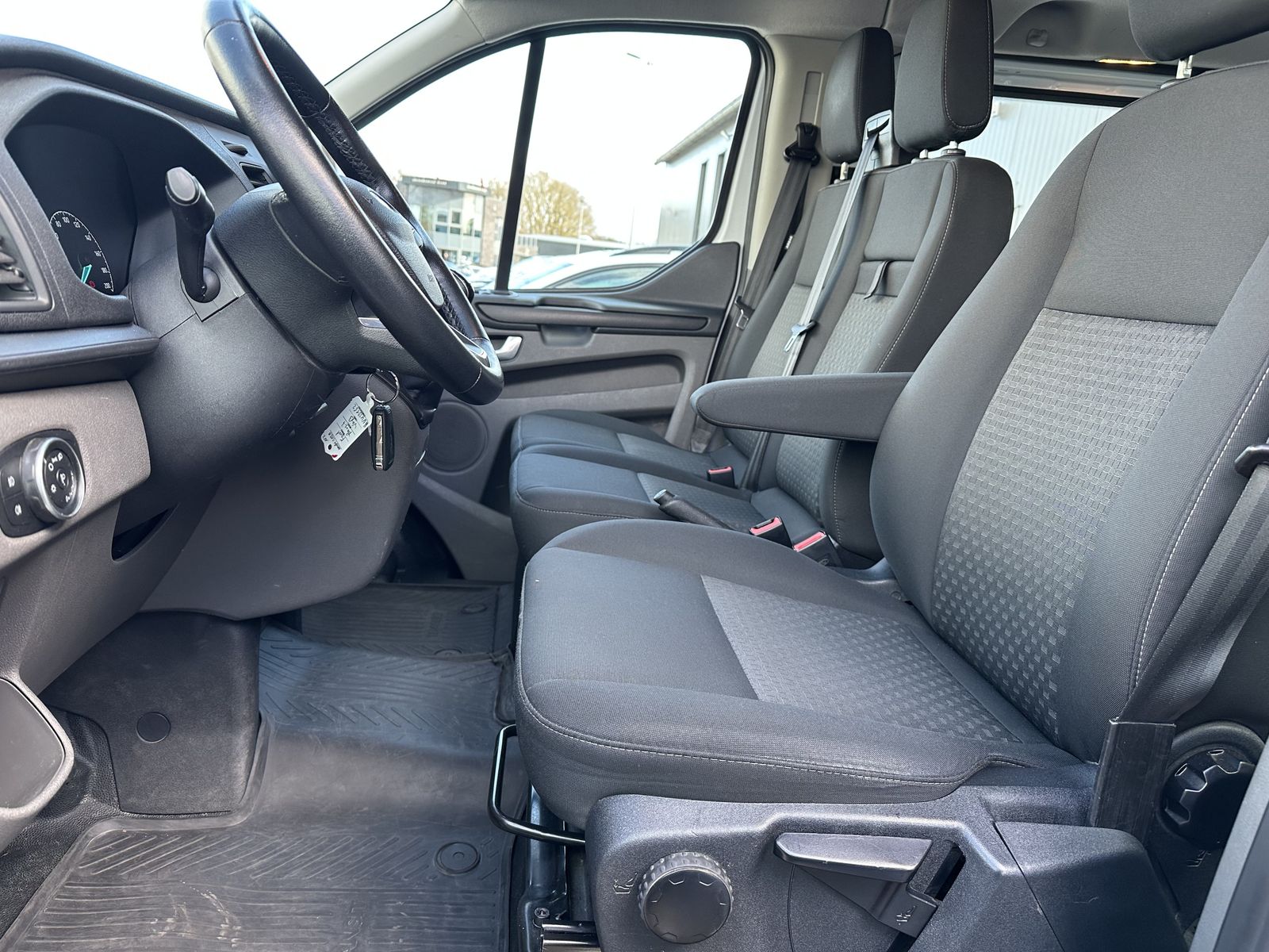 Fahrzeugabbildung Ford Transit Custom 340 L2H1 9-Sitzer NAV+SHZ+CARPLAY