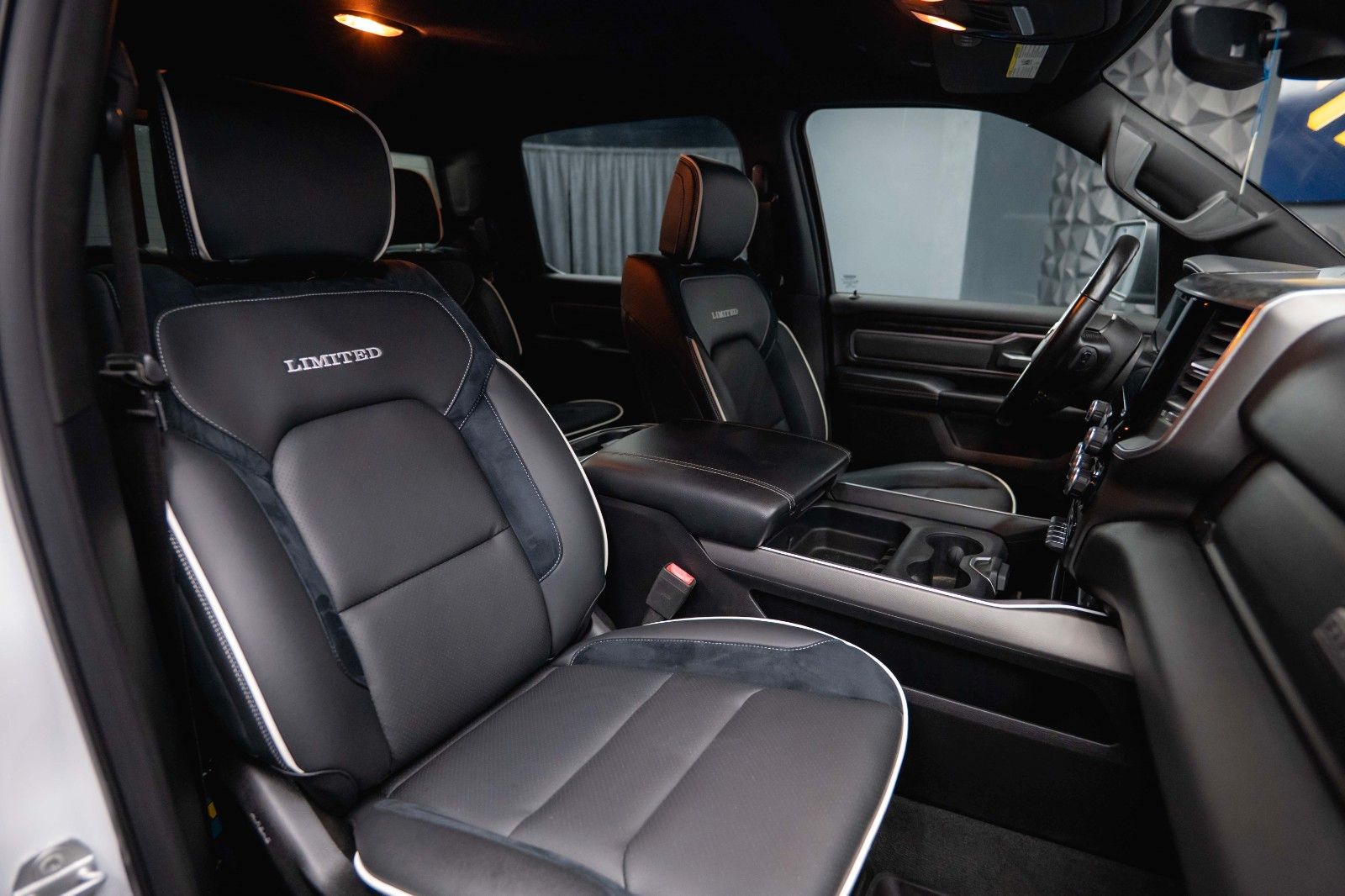 Fahrzeugabbildung Dodge RAM 5.7 V8 HEMI 4x4 OFFROAD Night-Paket *LED*19%