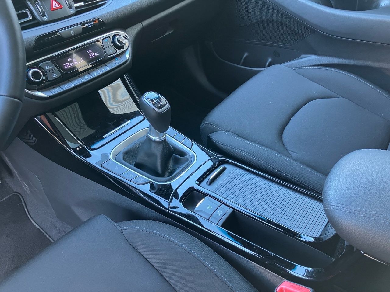 Fahrzeugabbildung Hyundai i30 ADVANTAGE PANO*CARPLAY*NAVI*SHZ