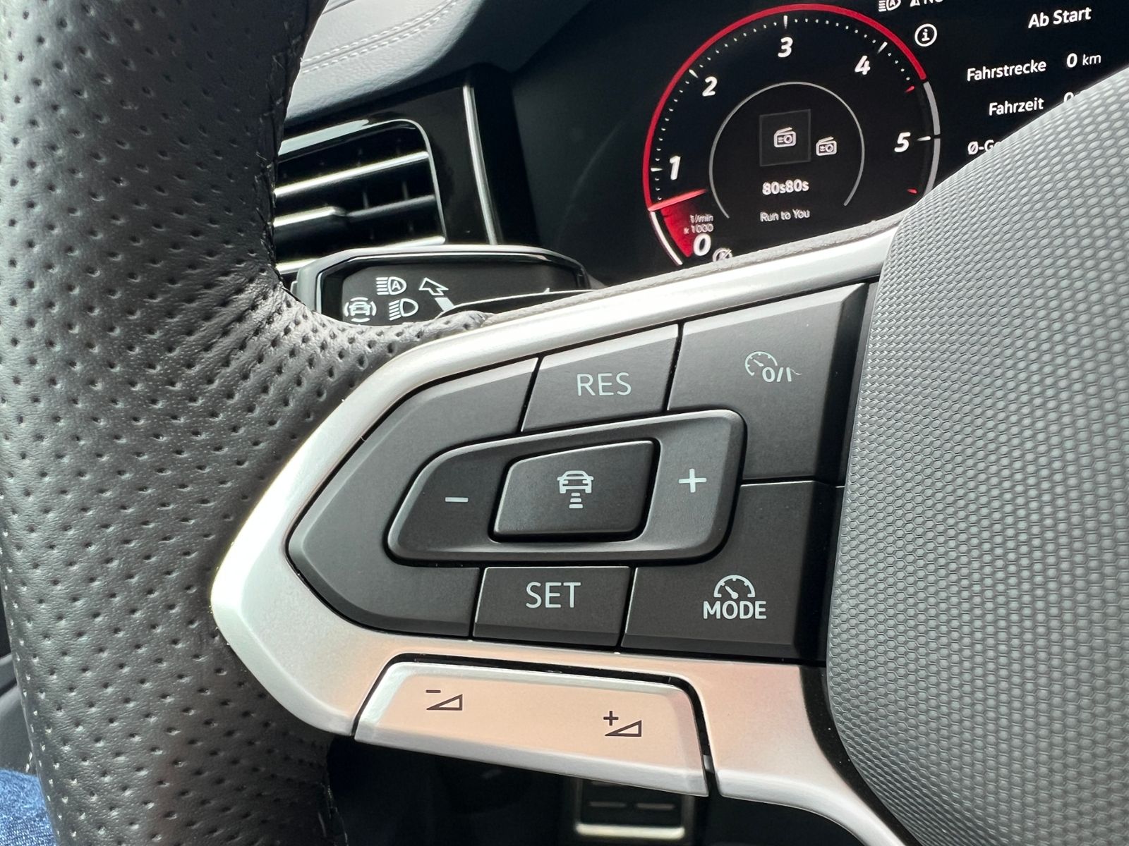 Fahrzeugabbildung Volkswagen Touareg R-Line 3.0 TDI 4MOTION *AHK, Adaptivfwg.