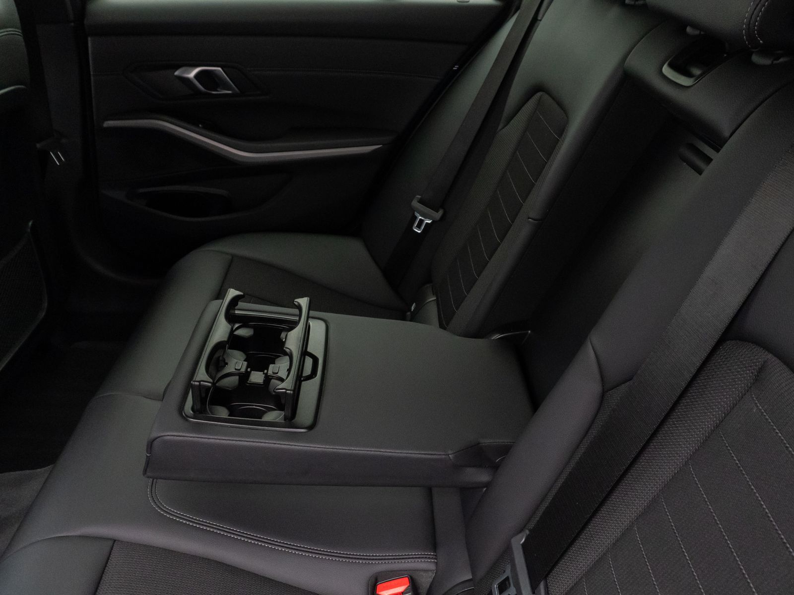 Fahrzeugabbildung BMW 320d HUD DAB CockPitPro Lordos PDC Alarm Sport