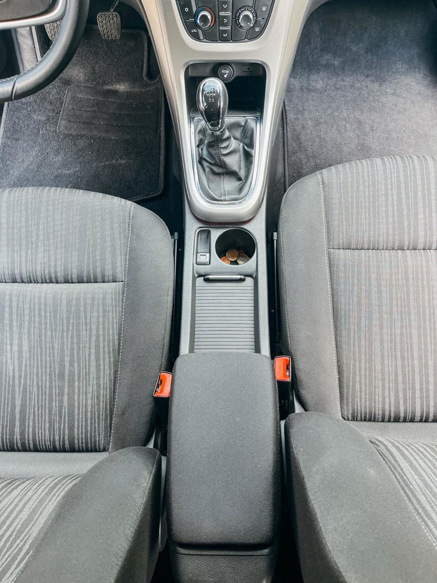 Opel Astra 2011 — photo 11