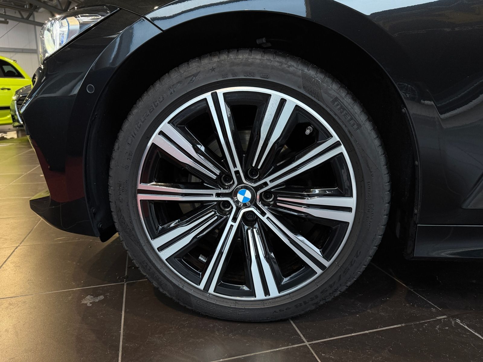 Fahrzeugabbildung BMW 320d Shadow Line AHK HUD KAM LED