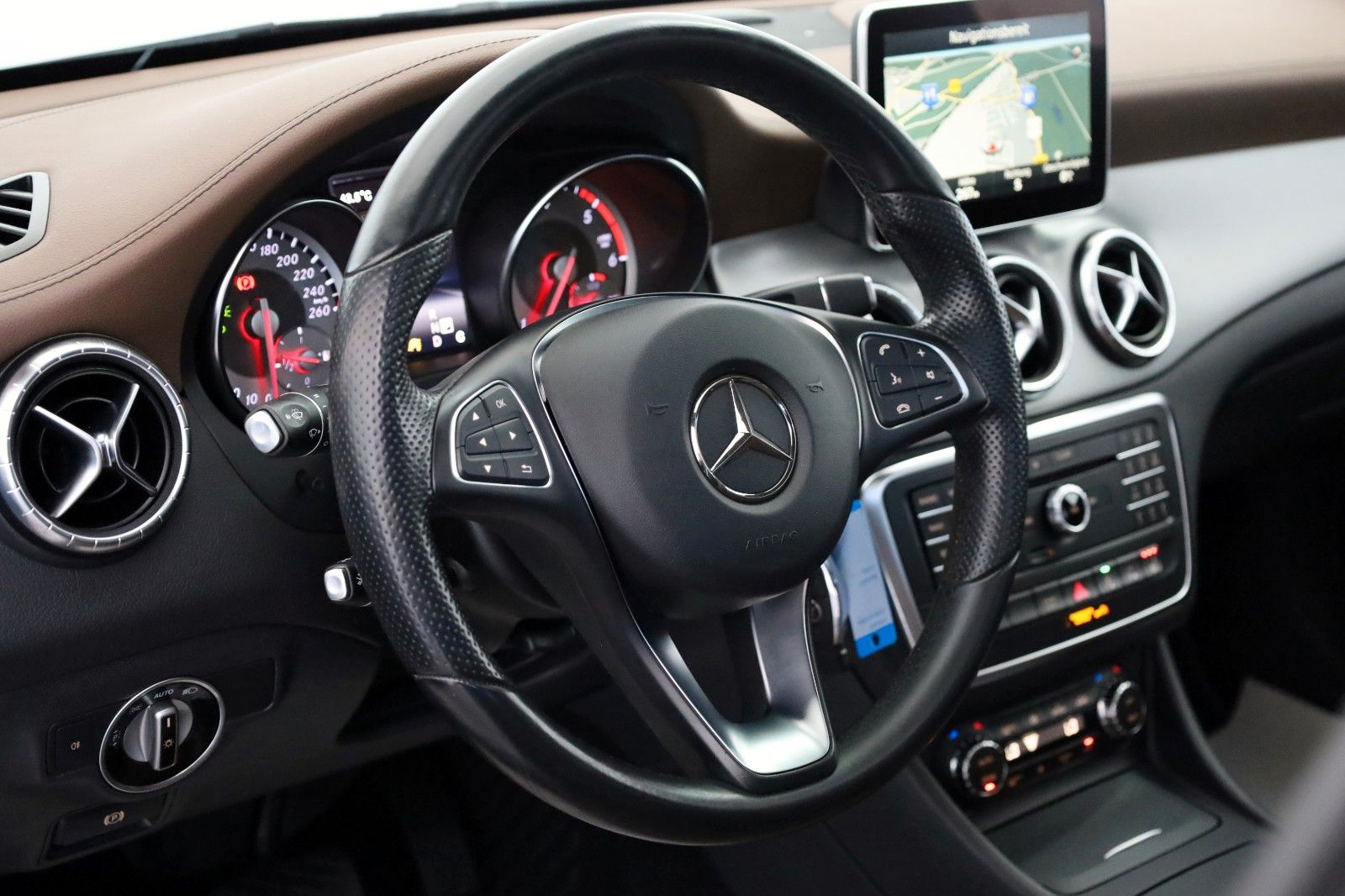 Fahrzeugabbildung Mercedes-Benz CLA 220d SB Leder,Navi,Xenon,Panorama,ACC,SH,PDC