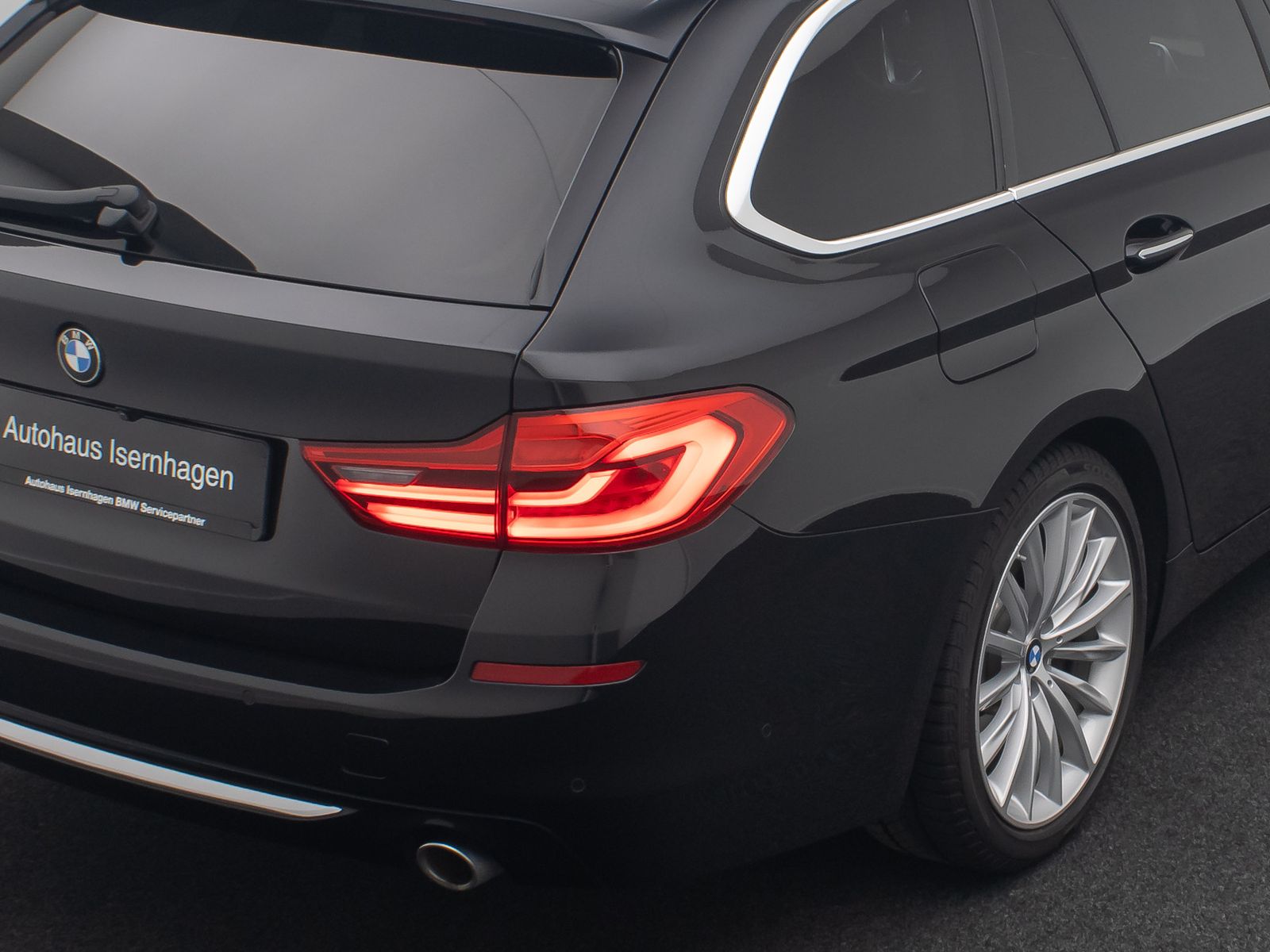 Fahrzeugabbildung BMW 520d Luxury Line Panorama HUD DAB DispKey 19Zoll