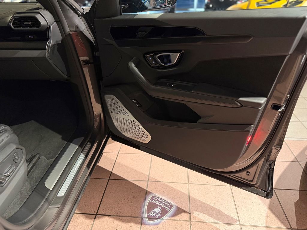 LAMBORGHINI Urus 2023