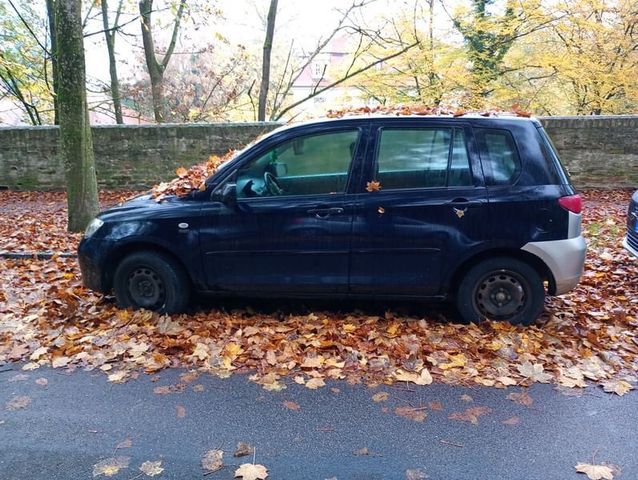 Mazda 2 blau mit tüv