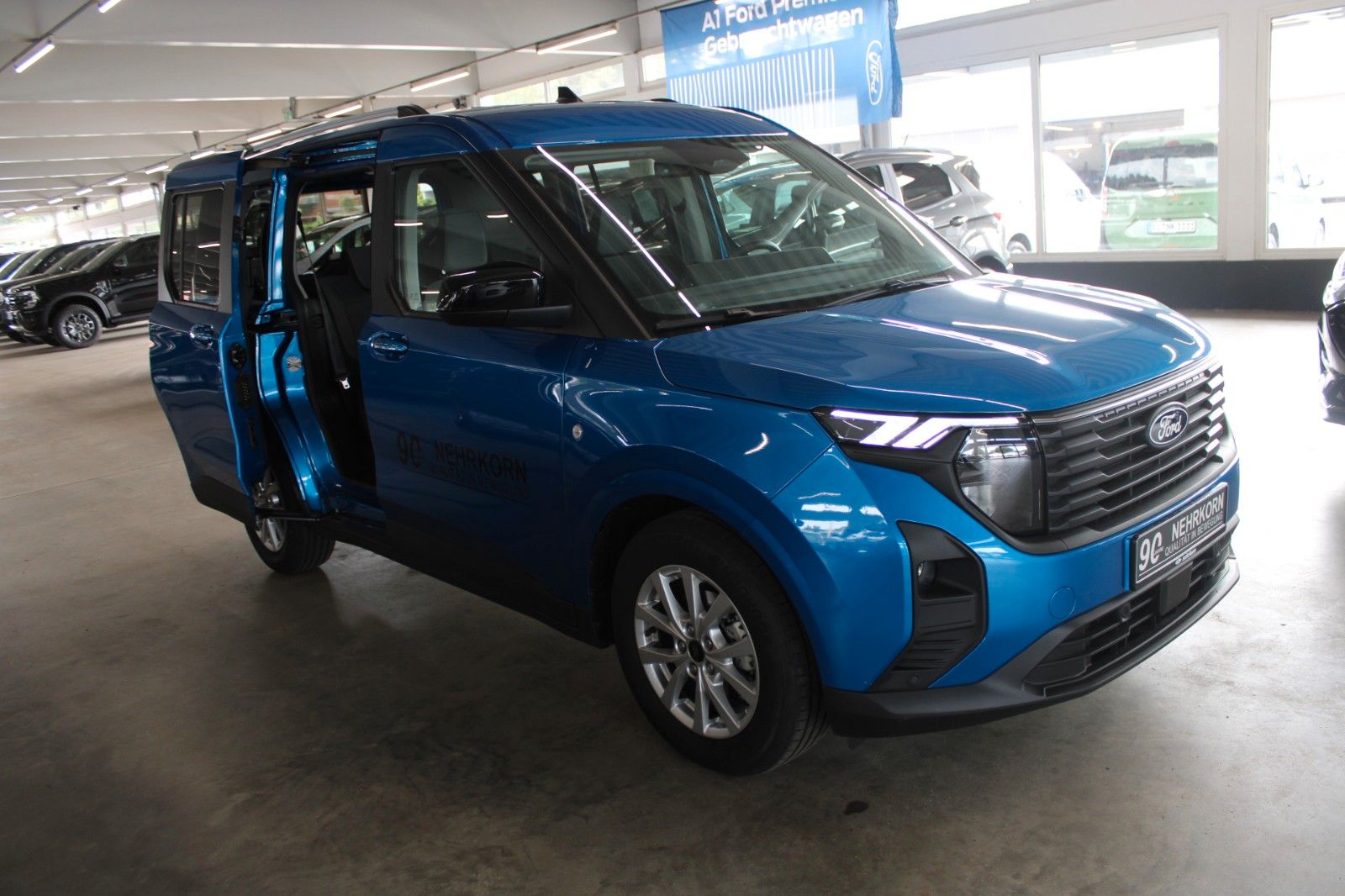 Fahrzeugabbildung Ford Tourneo Courier Titanium Automatik FahrerAssPak