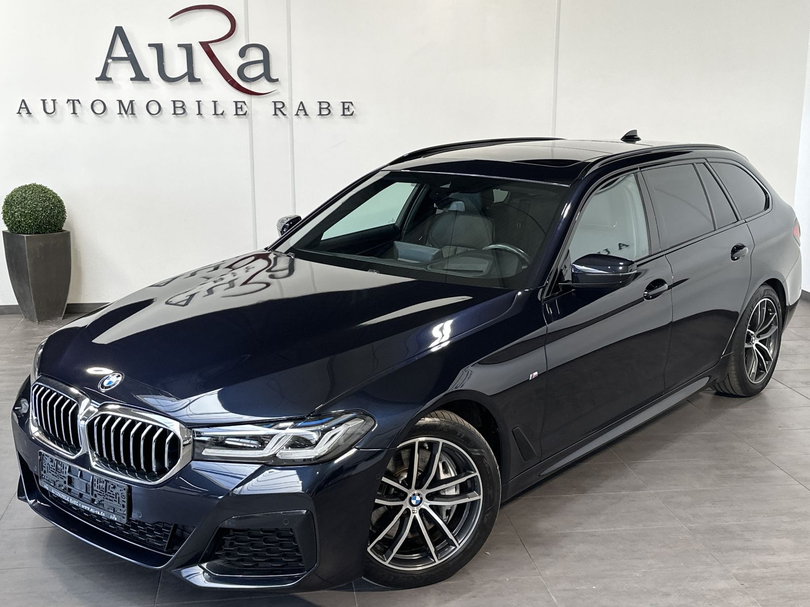 Fahrzeugabbildung BMW 530d Touring xDrive M-Sport NAV+LASER+AHK+PANORA