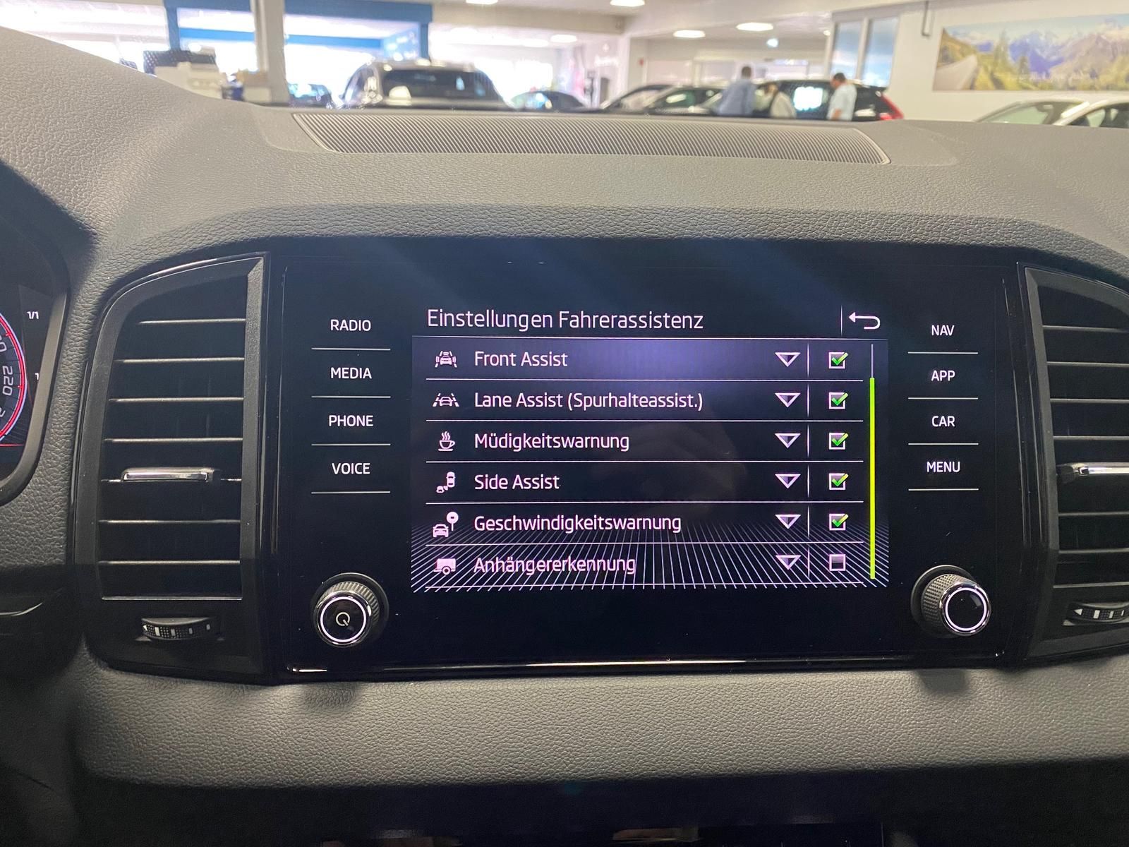 Fahrzeugabbildung SKODA Karoq 1.5 ACT SPORTLINE+5J GA+MATRIX+ACC+360+AHK