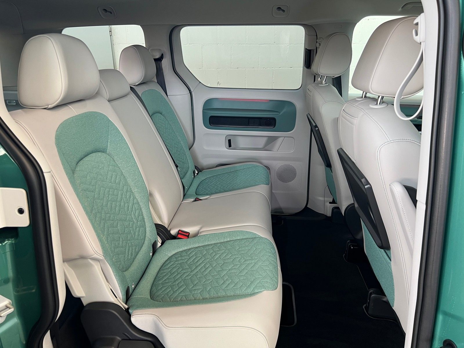 Fahrzeugabbildung Volkswagen ID.Buzz Pro 150 KW +AHK + Kamera + Navi + Design - mit KI generiert/bearbeitet