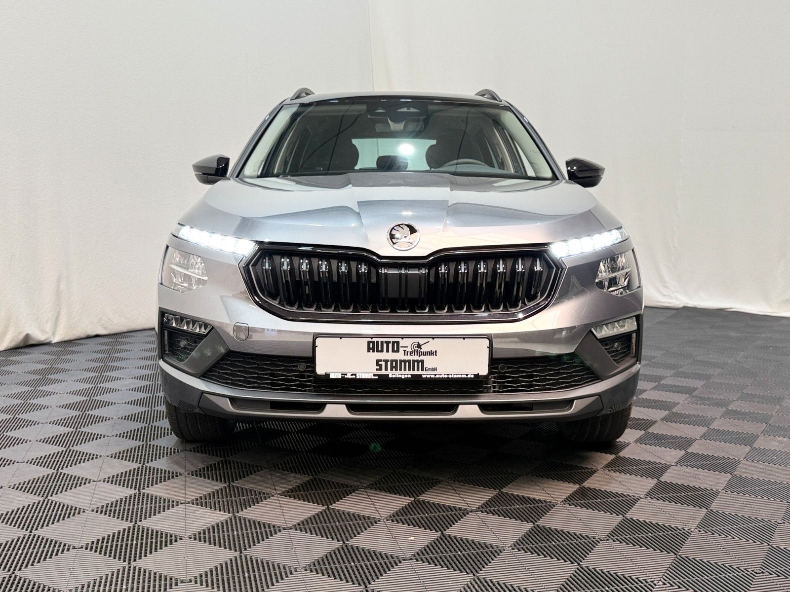 Fahrzeugabbildung SKODA Kamiq 1.0 TSI DSG Selection Black 17Z Kamera SHZ