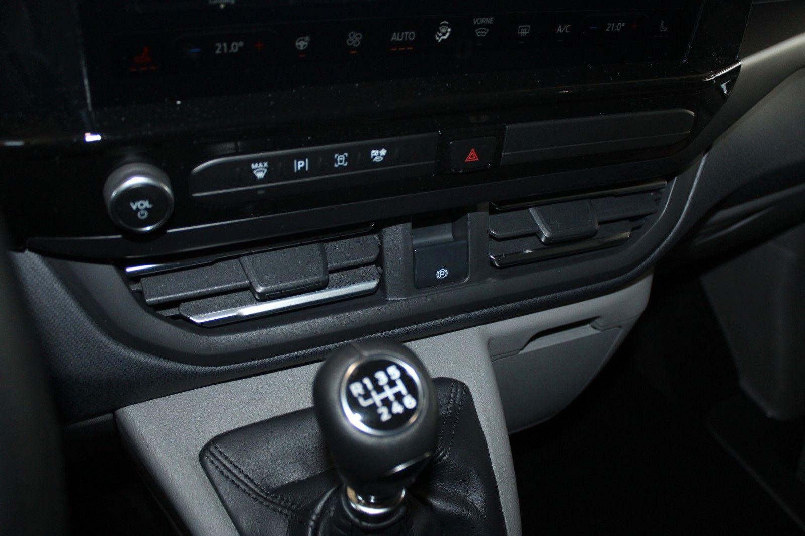 Fahrzeugabbildung Ford Tourneo Custom L2 Titanium LED AHK ACC WinterPak