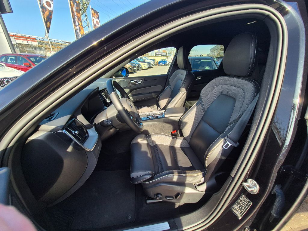 Fahrzeugabbildung Volvo XC60 B4 D Plus Dark+HarmanKardon+Fahrerassist.