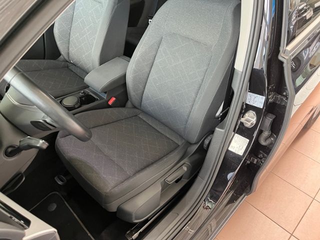 Fahrzeugabbildung Volkswagen Golf Variant 2.0 TDI DSG LIFE GJR ACC NAVI AHK