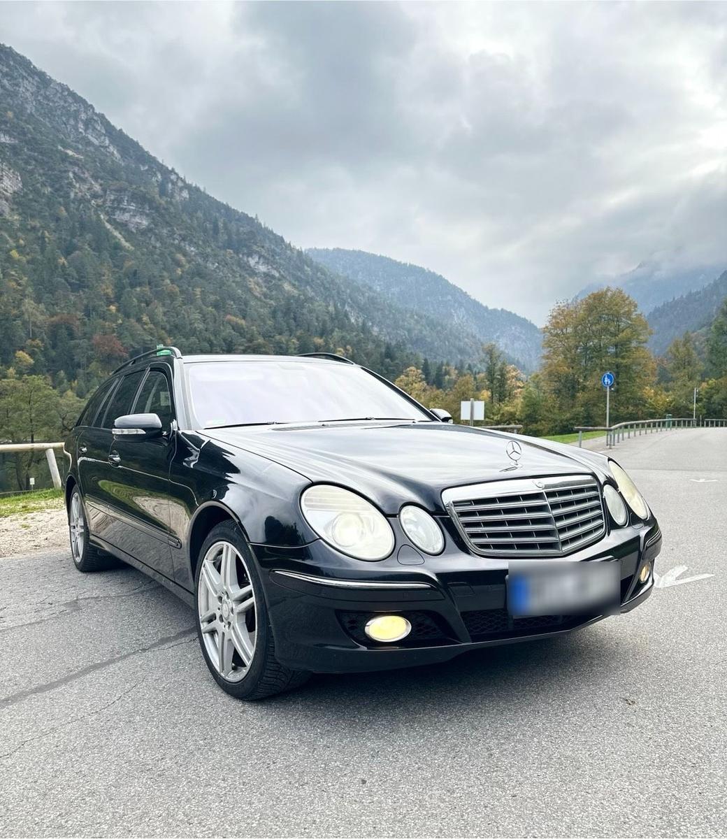 Mercedes-Benz E320 2009 — rear view