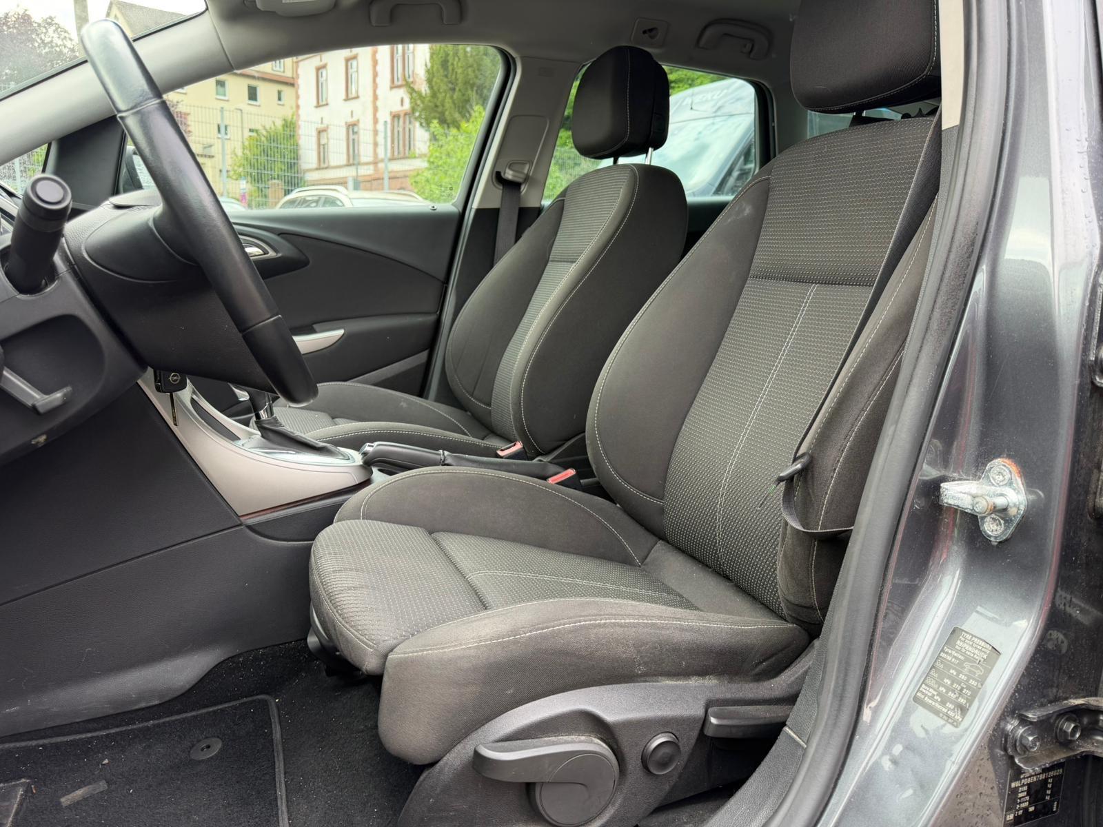Opel Astra 2011 — photo 7