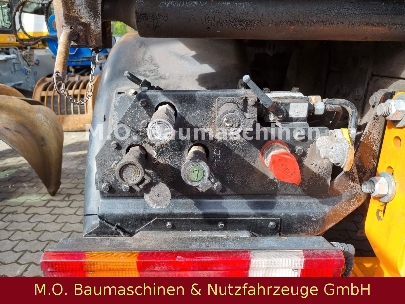 Fahrzeugabbildung Unimog U 300 Plus / Mulag  / Mähgerät / Schere / Bürste