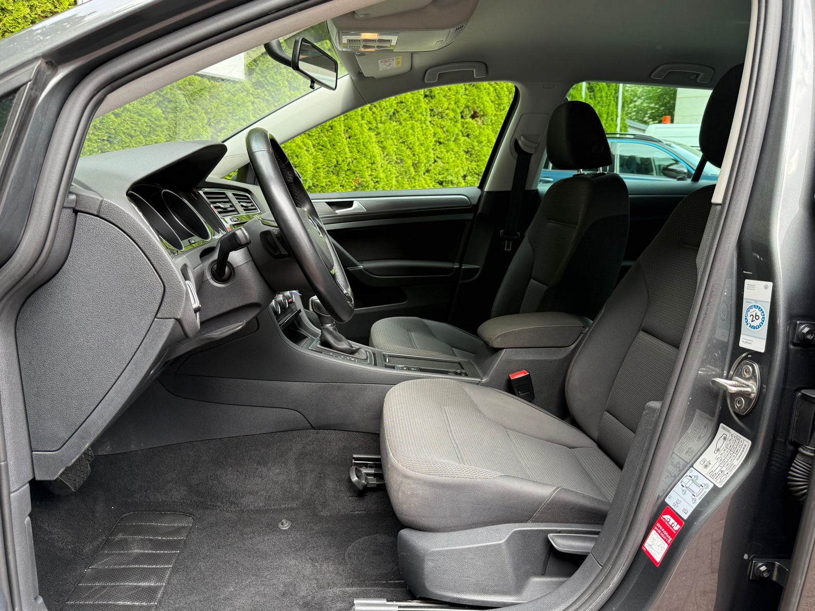 Fahrzeugabbildung Volkswagen Golf 1.6 TDI DSG Lim Comfortline NAV+SHZ+PDC+MFL