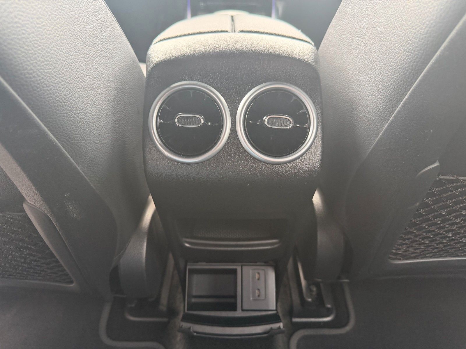 Fahrzeugabbildung Mercedes-Benz EQB 350 4M Progressive+Distr+Ambiente+RFK+MBUX
