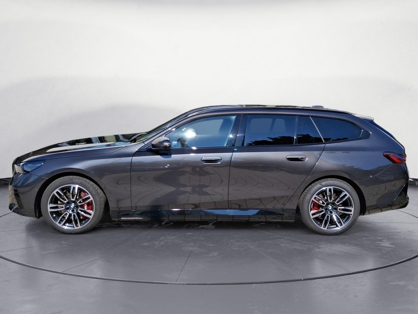 BMW i5 xDrive40 Touring M Sportpaket Pro AHK Driving