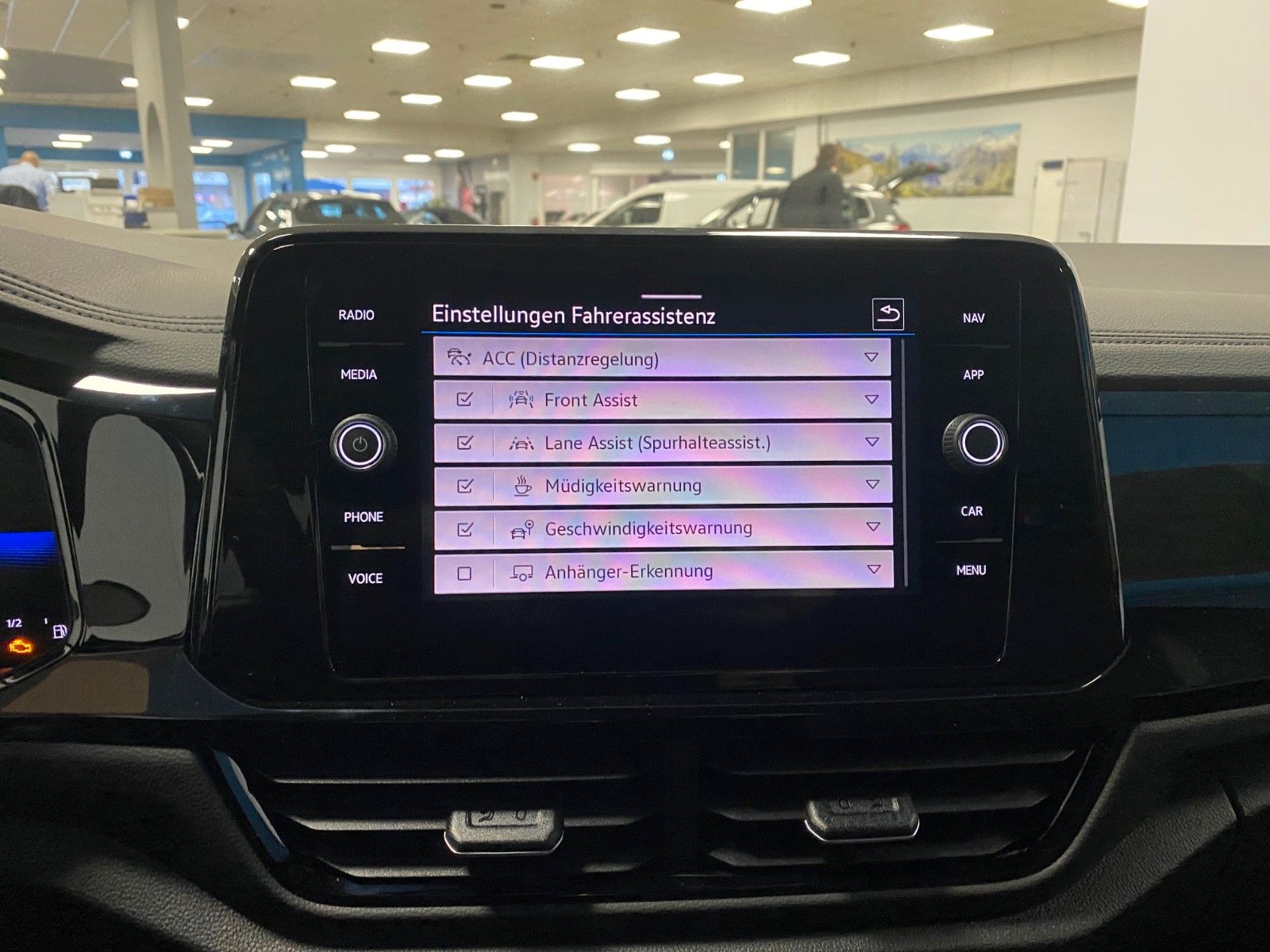 Fahrzeugabbildung Volkswagen T-Roc 1.5 TSI DSG R-Line+ACC+AHK+19"+KAMERA+LED+