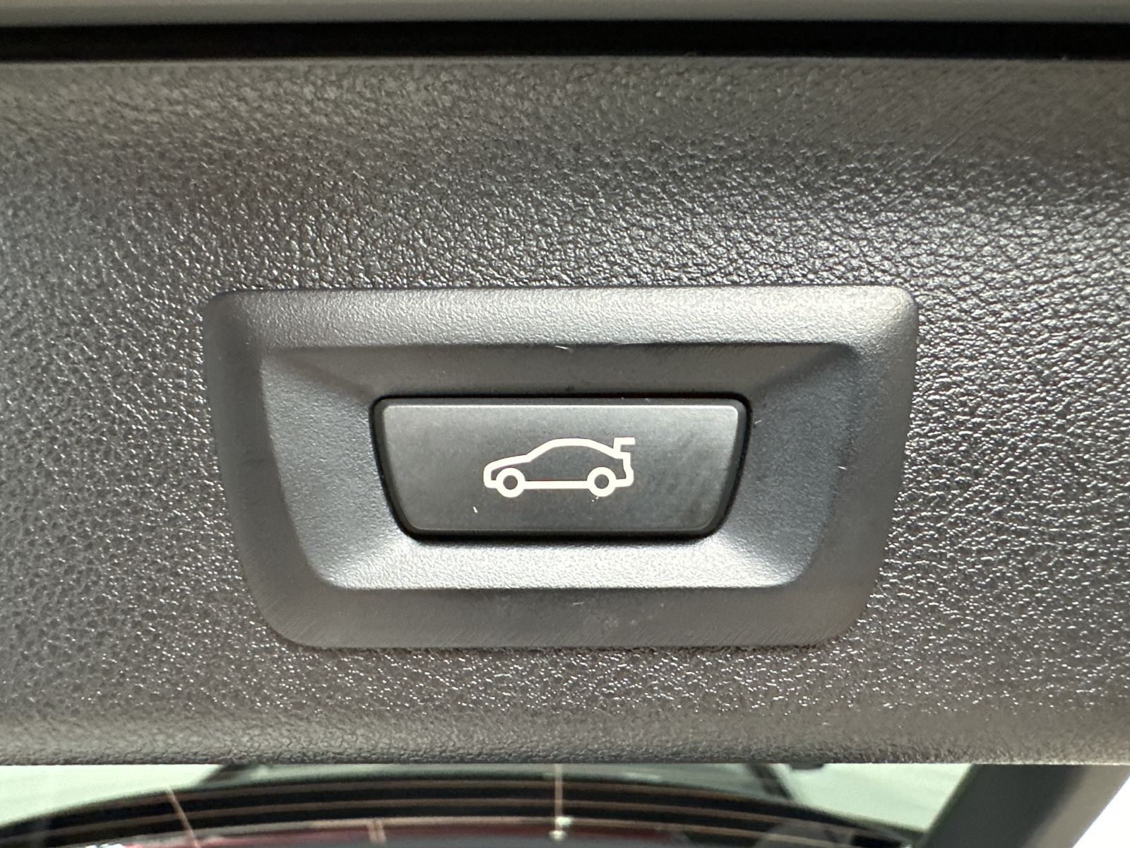 Fahrzeugabbildung BMW 520d Touring xDrive M-Sport NAV+LED+PANO+KAMERA