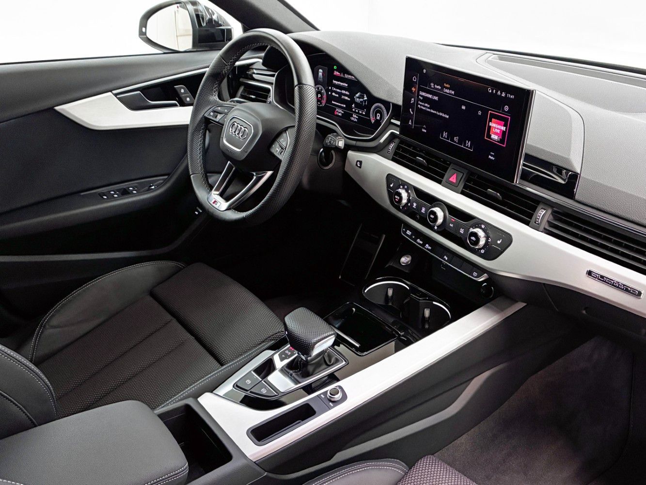 Audi A4 Avant 40 2.0 TDI quattro S-Line AHK StandHeiz foto 11