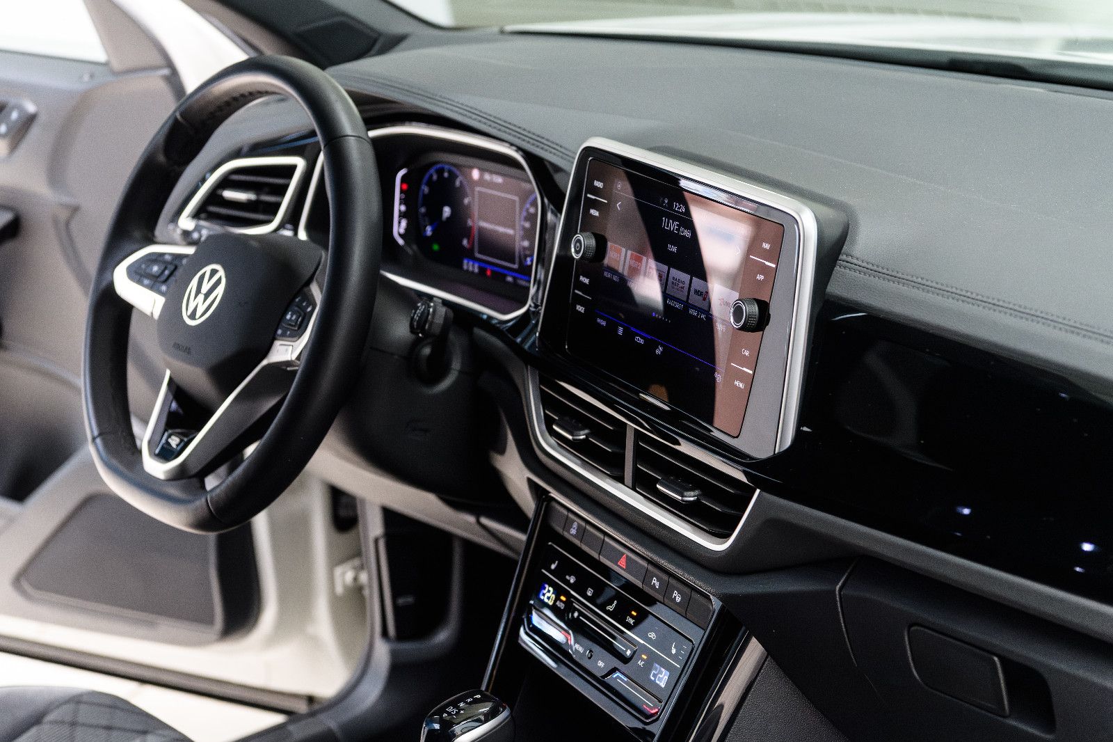 Fahrzeugabbildung Volkswagen T-Roc R-Line 1.5 TSI DSG LED+KAMERA+KEYLESS