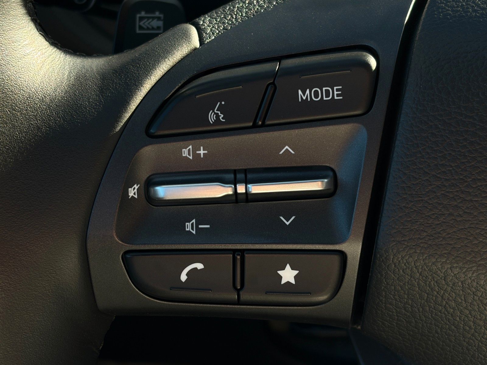 Fahrzeugabbildung Hyundai KONA Elektro SHZ LHZ ACC LKA PDC CAM LFA CarPlay