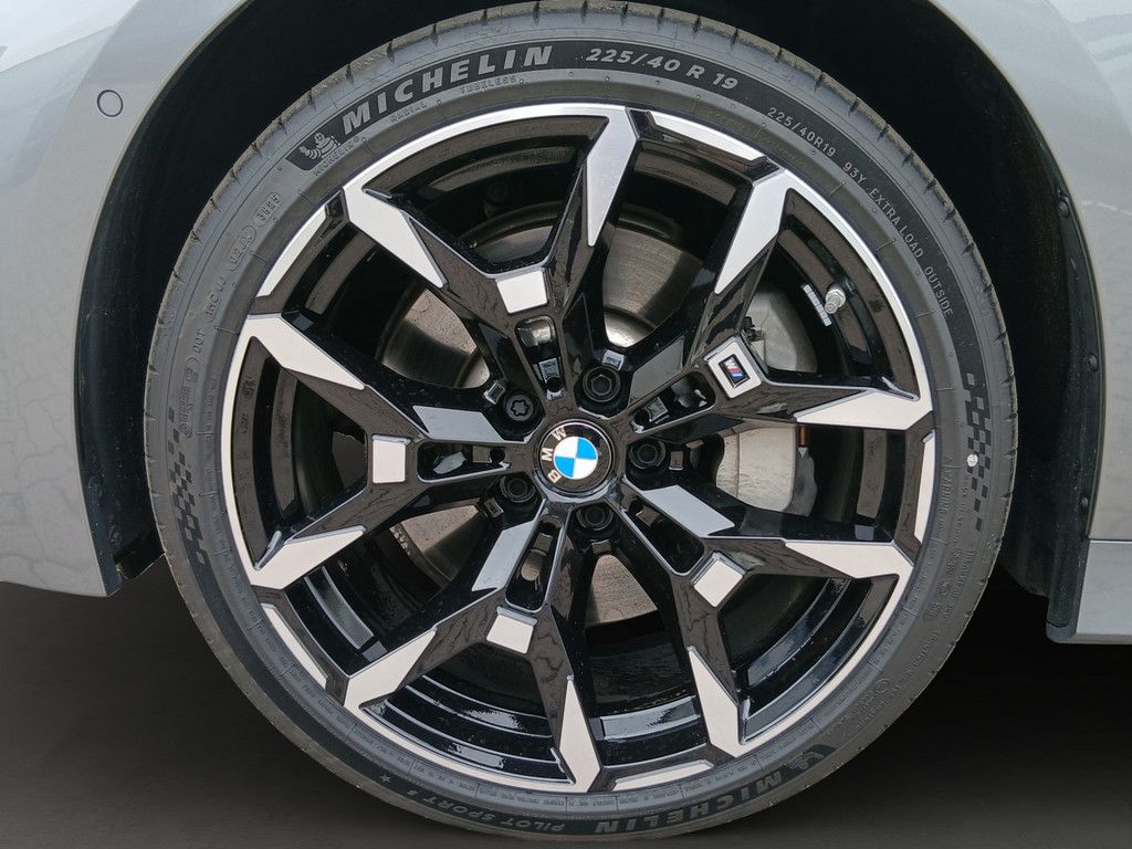 BMW 330i xDrive T. M-SPORT LED NAVI HUD 360° PDC 19 foto 5