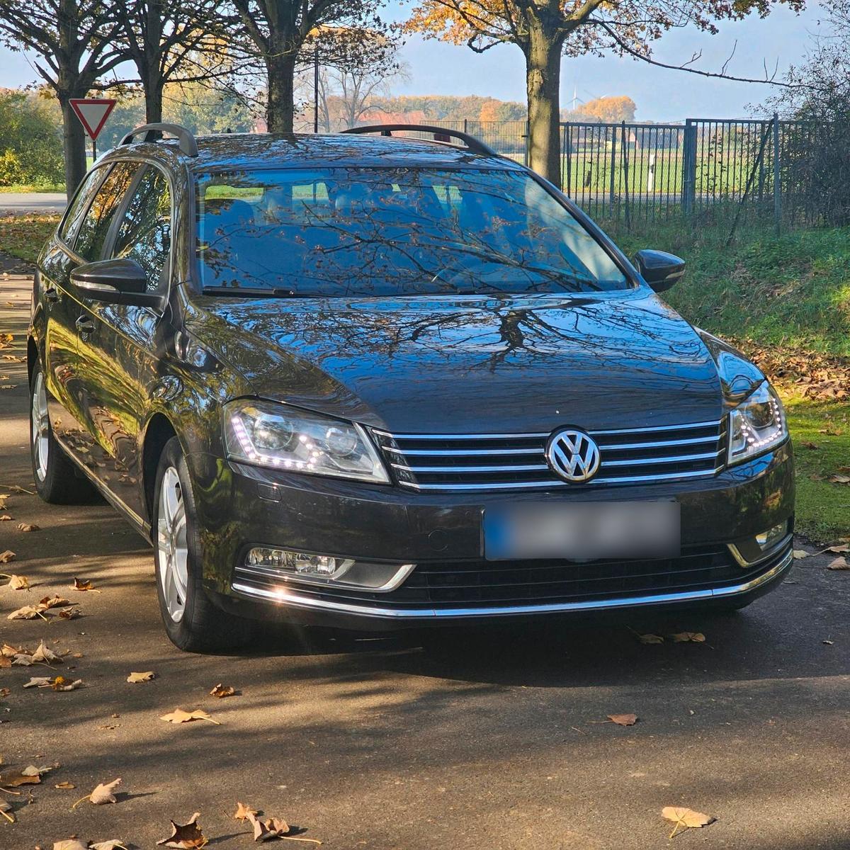 Volkswagen Passat 2011 — interior