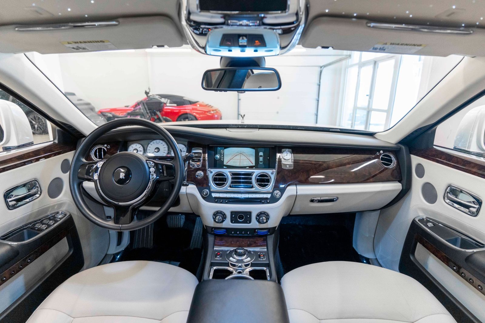 Fahrzeugabbildung Rolls-Royce Ghost V12 TWO TONE FACELIFT STERNHIMMEL KÜHLBOX