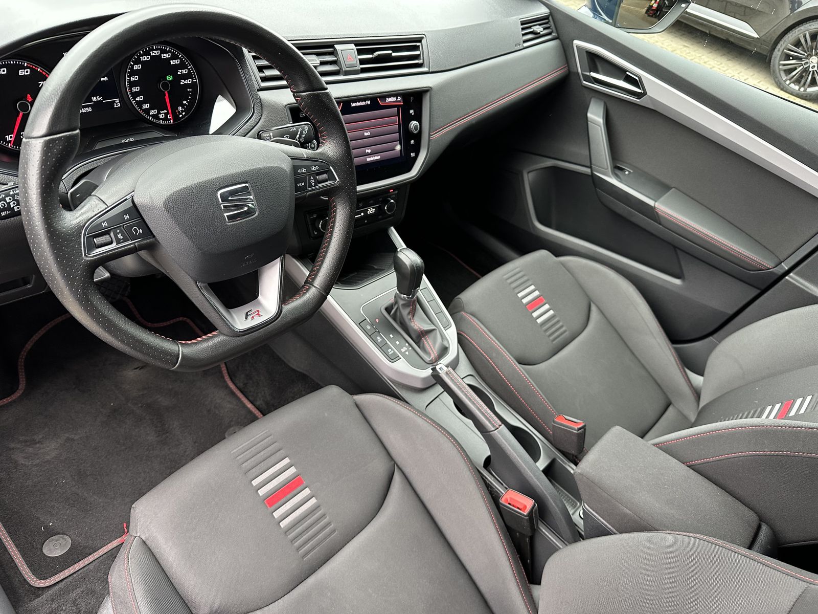 Fahrzeugabbildung SEAT Arona 1.0 TSI FR-Line DSG NAV+SHZ+APS+DAB+TEMPO+