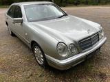 Mercedes-Benz E-Klasse E420 V8 TÜV Neu - Mercedes-Benz E 420 mit Benzin-Antrieb