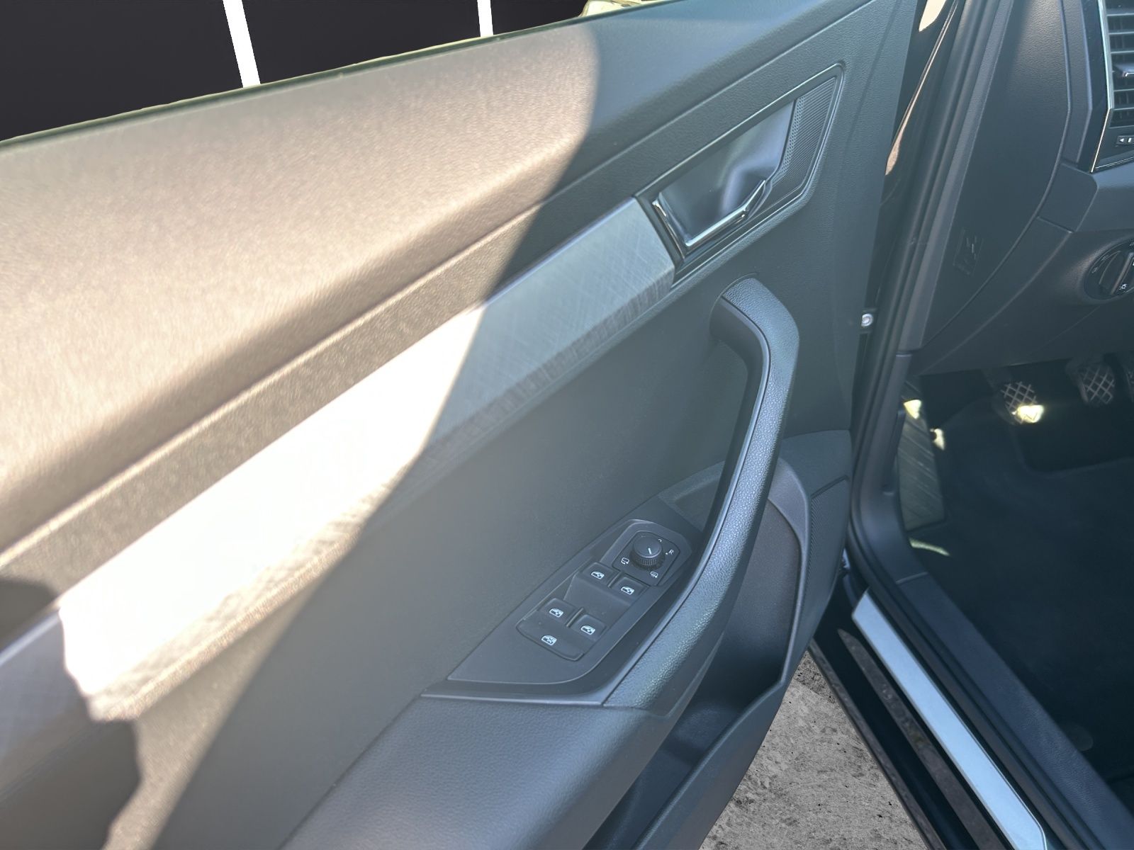 Fahrzeugabbildung SKODA Karoq TSI Tour LED Navi AIC GRA RFK SH