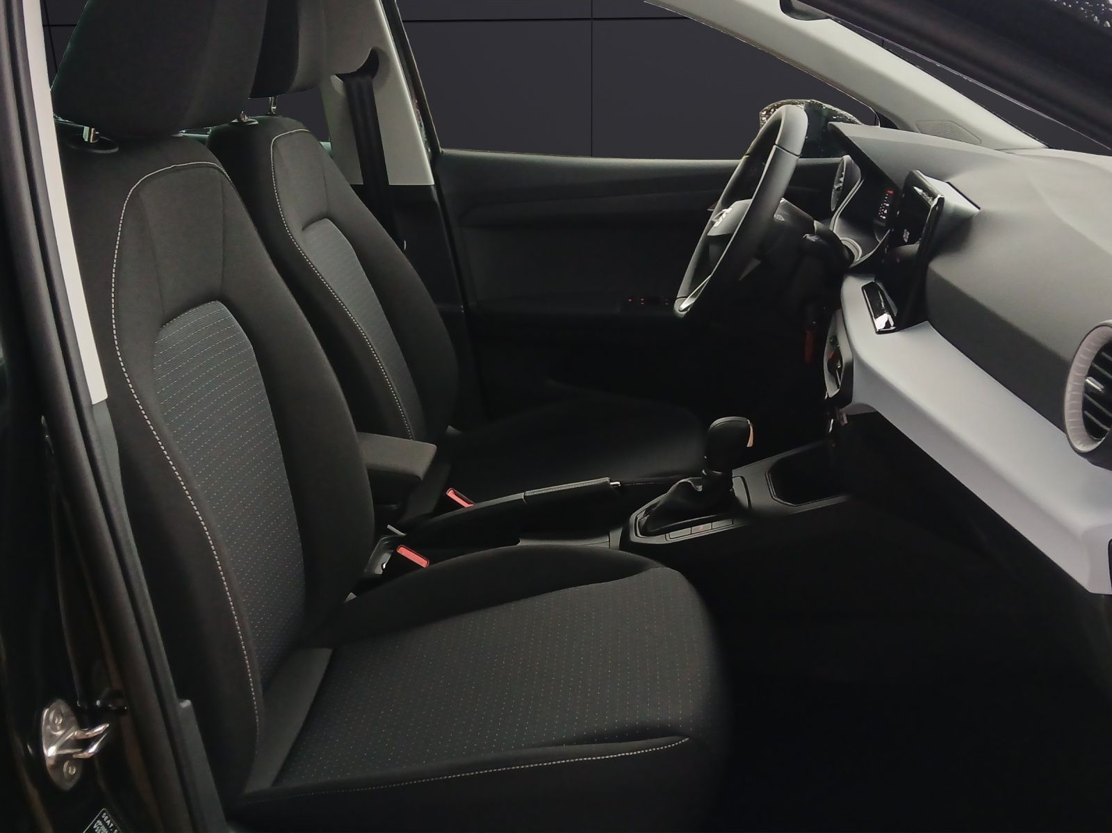 Fahrzeugabbildung SEAT Ibiza TSI Road-Edition DSG LED Navi AID ACC RFK