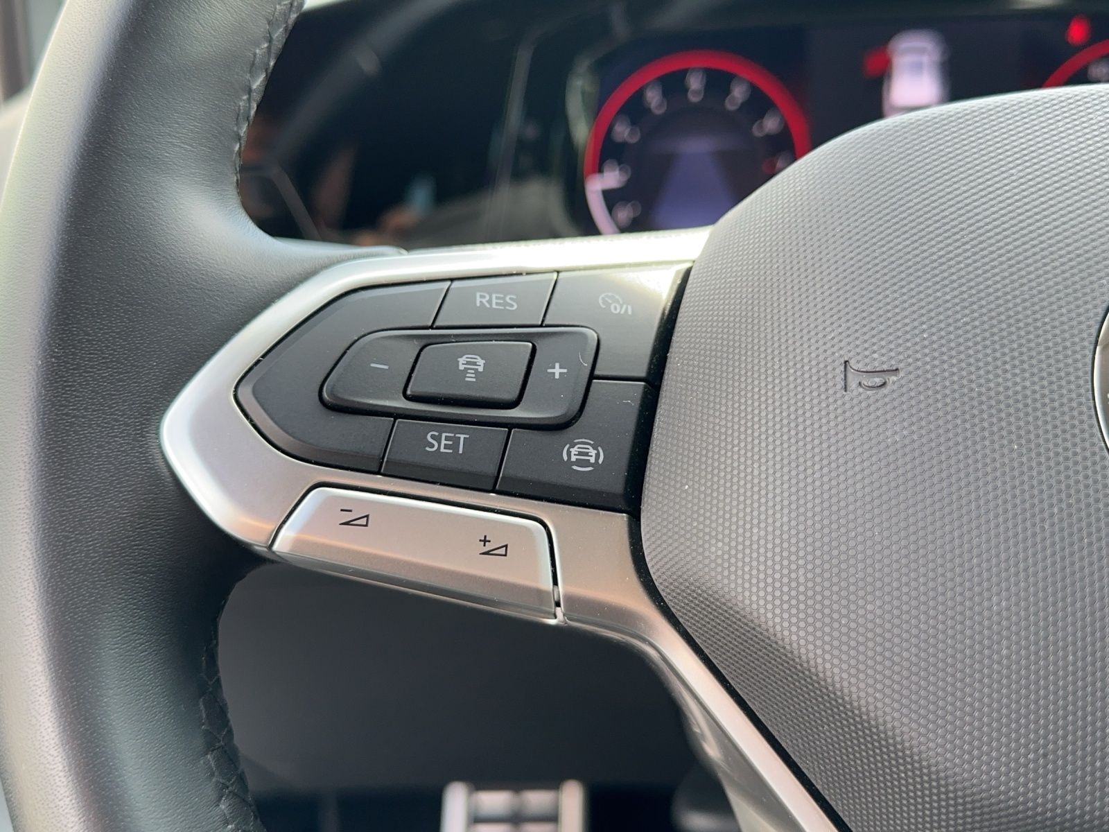 Fahrzeugabbildung Volkswagen Golf VIII Variant eTSI Active DSG DSG NAVI LED A