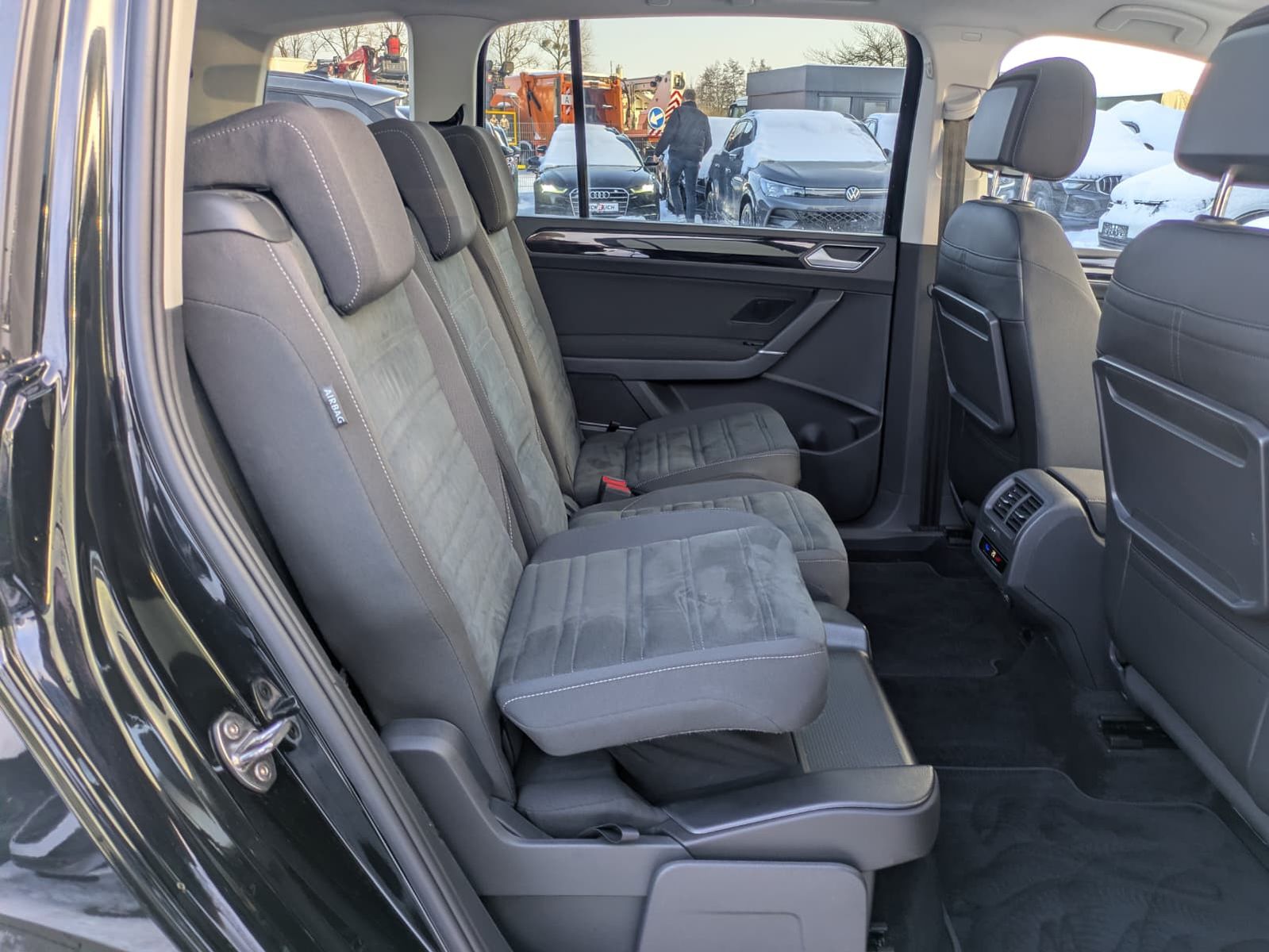 Fahrzeugabbildung Volkswagen Touran 2.0 DSG R-Line High. Pano 7-Si IQ.Dri AHK