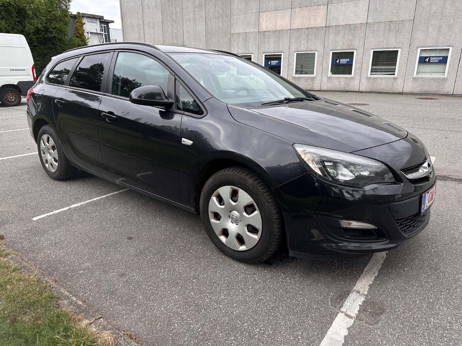 Opel Astra 2015 — rear view