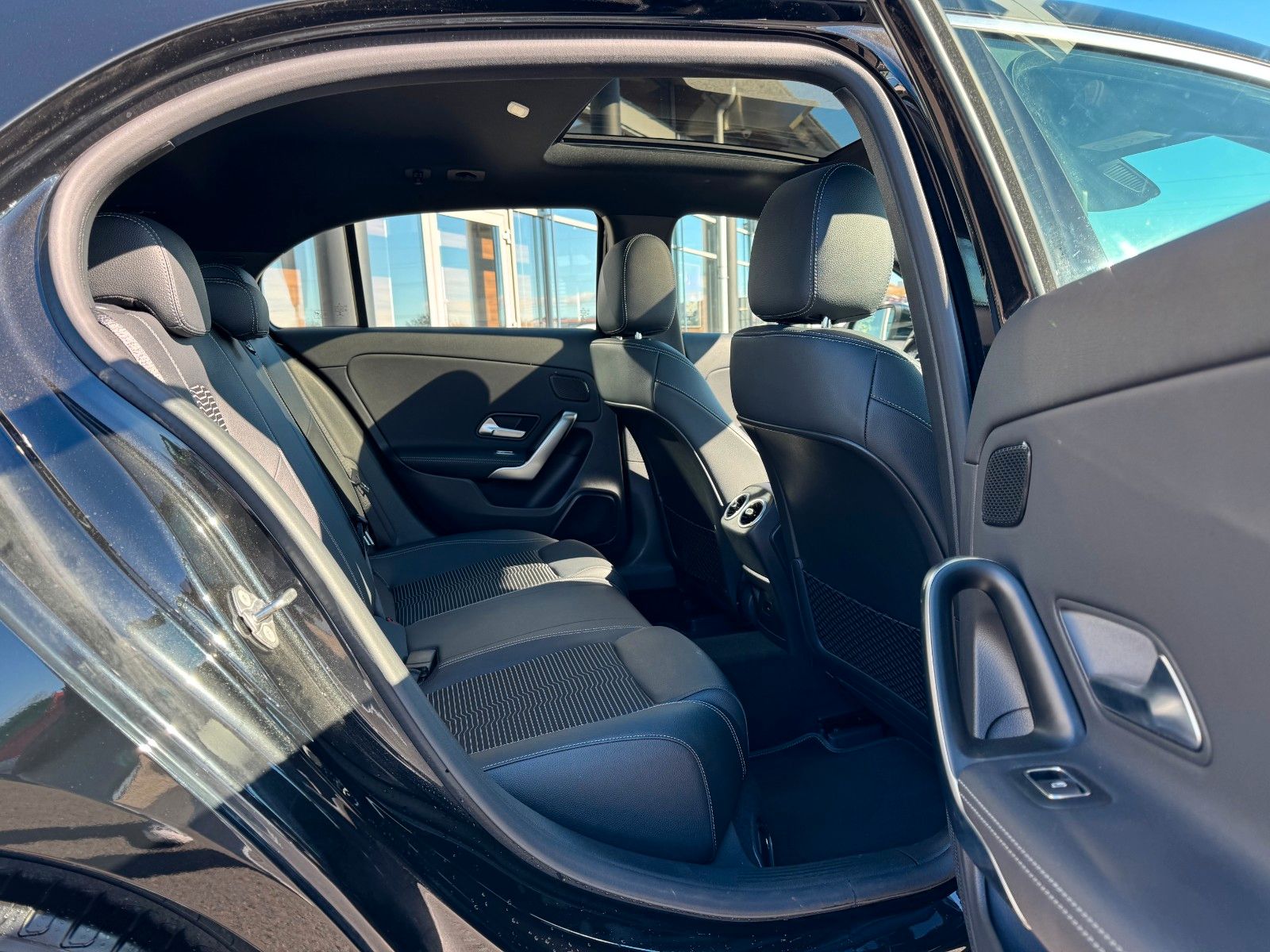 Fahrzeugabbildung Mercedes-Benz A 220d Progressive+Pano+Ambiente+RKamera+LED